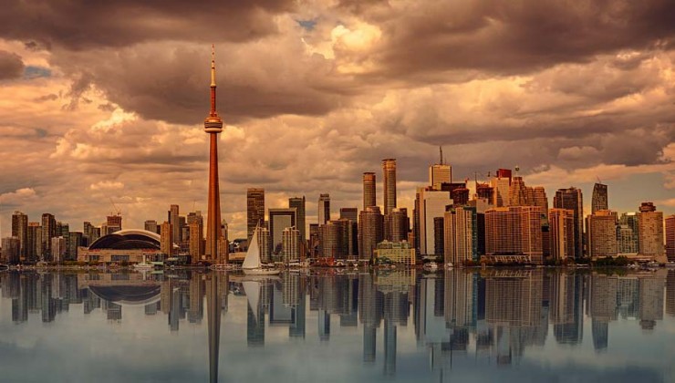 Die Skyline von Toronto unter einem wolkenbedeckten Himmel