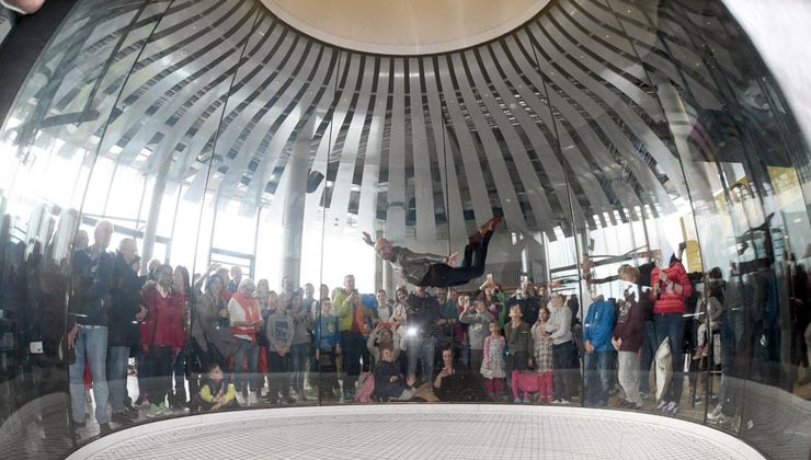 Jochen Schweizer fliegt im Windtunnel in der Jochen Schweizer Arena