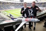 Eintracht Frankfurt -- Axel Hellmann (Mitglied des Vorstands von Eintracht Frankfurt) und Jens Bischof (Geschäftsführer SunExpress)