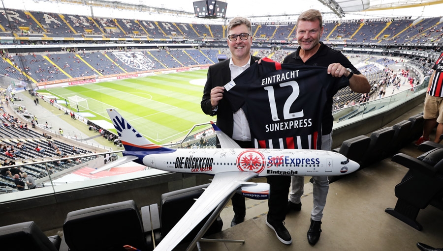 Eintracht Frankfurt -- Axel Hellmann (Mitglied des Vorstands von Eintracht Frankfurt) und Jens Bischof (Geschäftsführer SunExpress)