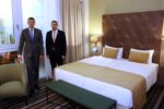 Leonardo Hotels Central Europe (beide Bilder) -- Auch sie suchen stetig Auszubildende: Ingo Domaschke (ClusterGeneral Manager Frankfurt) und Oded Zizovy, General Manager des neuen Leonardo Offenbach Frankfurt