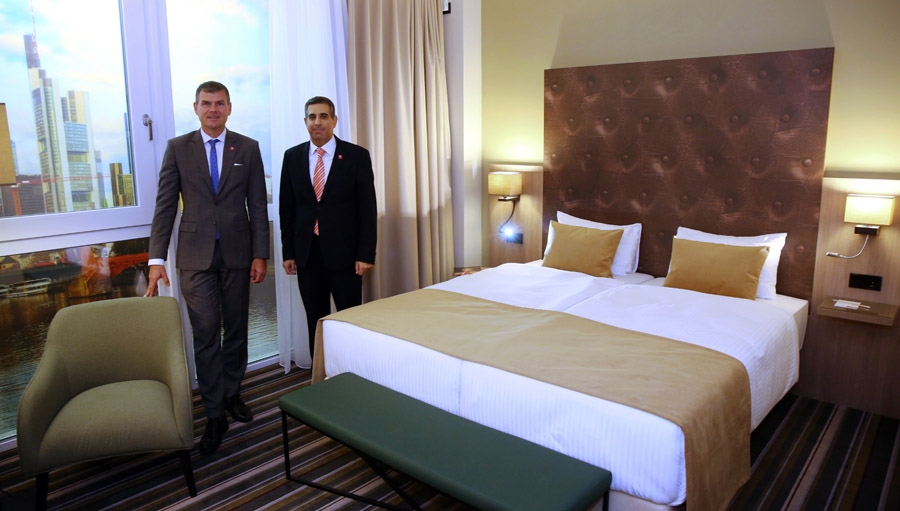 Leonardo Hotels Central Europe (beide Bilder) -- Auch sie suchen stetig Auszubildende: Ingo Domaschke (ClusterGeneral Manager Frankfurt) und Oded Zizovy, General Manager des neuen Leonardo Offenbach Frankfurt