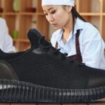 djd/Skechers (alle Fotos) -- Ob in der Gastronomie, in der Hotellerie, im Einzelhandel oder im Pflegebereich: In vielen Berufssparten ist man den ganzen Tag auf den Beinen. Umso wichtiger ist es, auf bequemes und komfortables Schuhwerk zu achten.